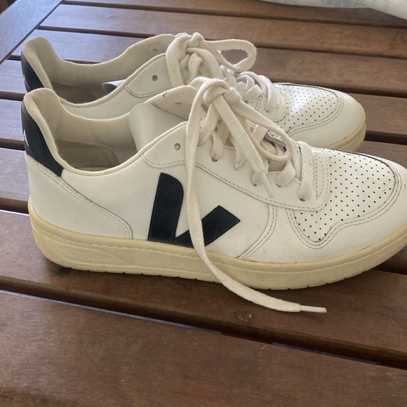 Veja Sneakers - Picture 4 of 7